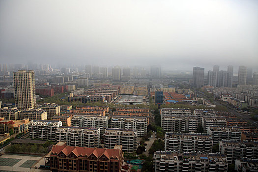 山东省日照市,高楼大厦被大雾笼罩