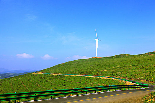 柏油路穿过草原