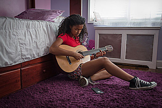 女孩,坐,卧室,地面,弹吉他,俯视