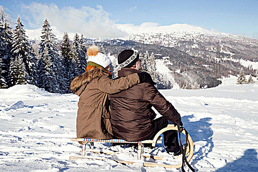 雪山,后视图,老年,夫妻,坐,雪橇,看别处,提洛尔,奥地利