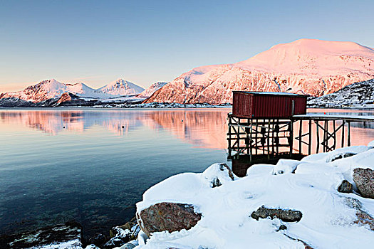 捕鱼,小屋,码头,冬季风景,峡湾,正面,雪山,日落,特罗姆瑟,特罗姆斯,挪威,挪威北部,北方,斯堪的纳维亚