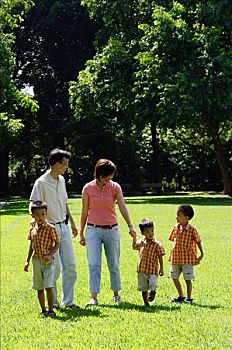 家庭,三个男孩,走,公园