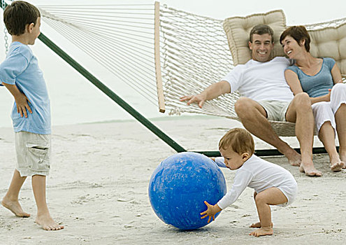 家庭,海滩,婴儿,挑选,向上,球,父母,看,吊床
