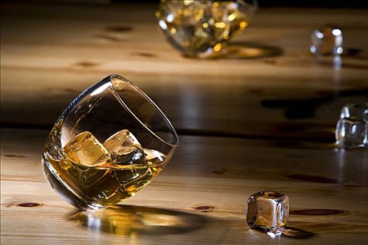 威士忌杯,冰块,木桌子