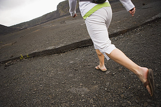 女人,远足,火山口,夏威夷火山国家公园,夏威夷