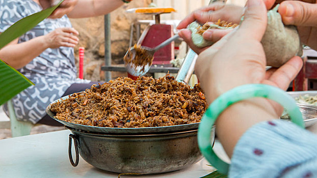 桌上的馅料是制作清明节祭拜祖先供品草仔粿的材料
