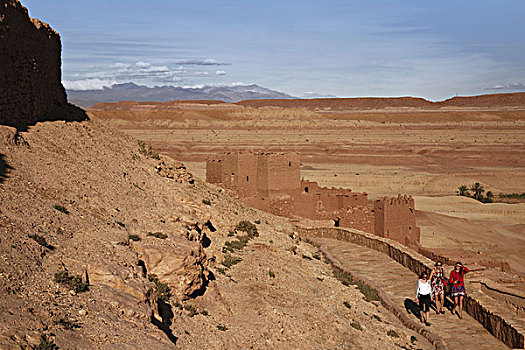 非洲,北非,摩洛哥,区域,瓦尔扎扎特,要塞,石头,荒芜,三个女人,游客