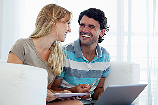 情侣,网上购物,笔记本电脑,对视,笑
