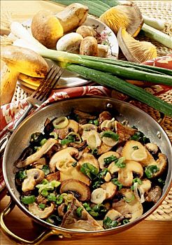 混交林,蘑菇,炒食,小洋葱