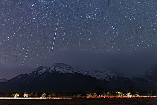 玉龙雪山流星雨