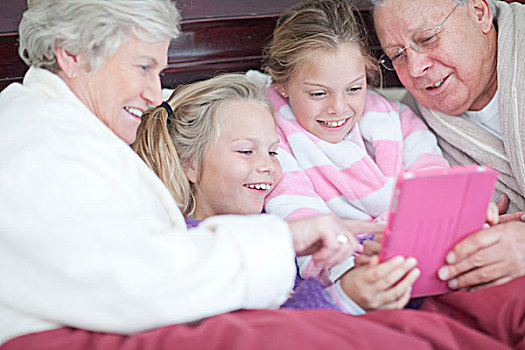 祖父母,孙辈,玩,数码,游戏,床上