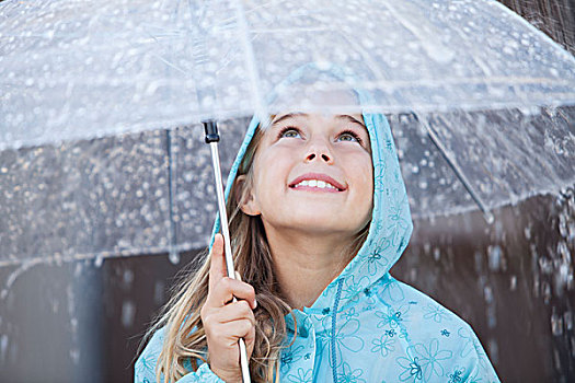 特写,微笑,女孩,伞,倾盆大雨