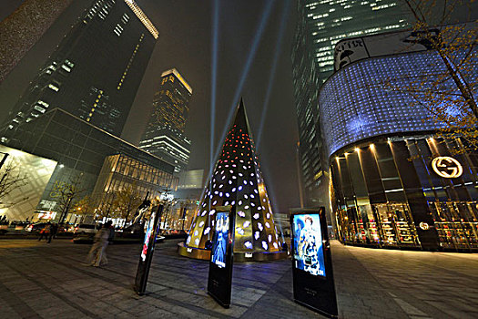 商业广场上的圣诞树灯
