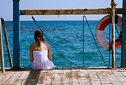 后视图,女孩,坐,码头,向外看,海洋