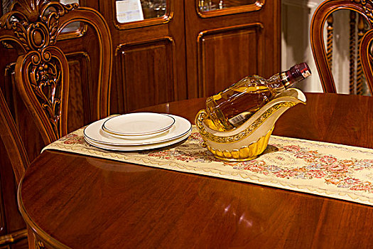 餐桌,餐盘和酒adinningtable,dishesandabottleofwine