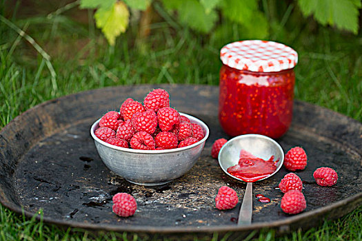 树莓酱,罐,勺子