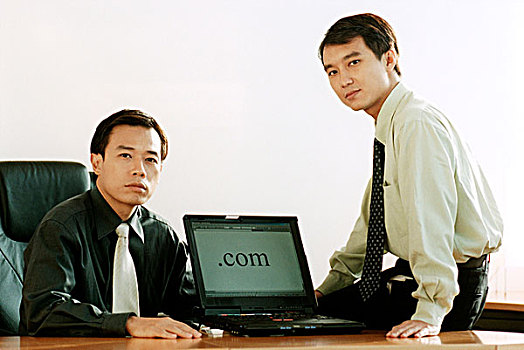 两个,男管理人员,笔记本电脑