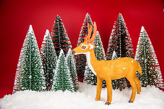 红色背景中的小鹿模型特写