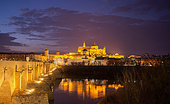 光亮,罗马桥,上方,瓜达尔基维尔河,后面,科多巴,夜景,安达卢西亚,西班牙,欧洲