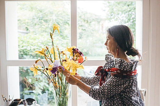 女人,花,花瓶