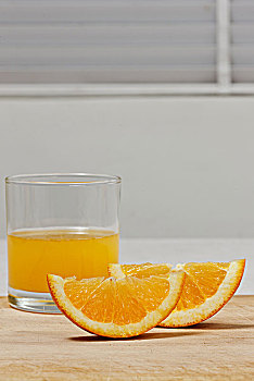 切开的橙子和一杯橙汁