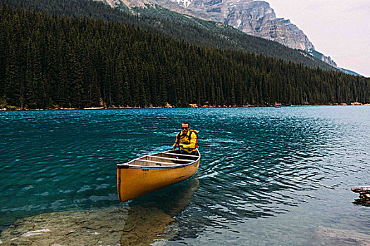 中年,男人,划船,独木舟,冰碛湖,看镜头,班芙国家公园,艾伯塔省,加拿大