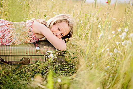 女孩,躺着,手提箱,草地