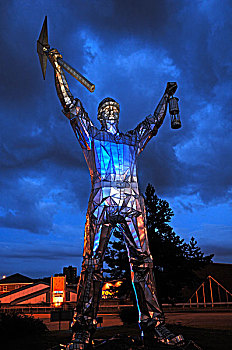 雕塑,高,艺术家,照亮,向上,蓝色,夜晚,切斯特,道路,斯坦福德郡,英格兰,英国,欧洲