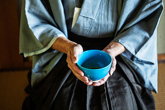 俯拍,特写,日本,男人,穿,传统,和服,跪着,地板,拿着,蓝色,茶碗,茶道