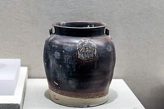 中国安徽博物院藏唐代长沙窑酱釉贴花双系罐