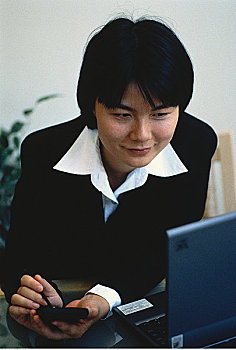 职业女性,使用笔记本,电脑,电子记事簿