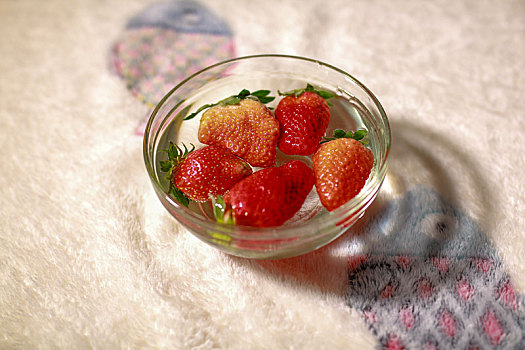 玻璃碗中草莓