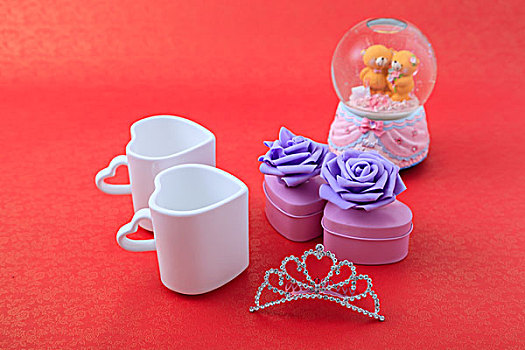 爱情心形水杯紫色玫瑰花礼盒水晶皇冠和水晶球旋转爱情小熊
