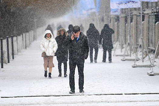 长春市气象台2019年12月16日12时05分发布暴雪黄色预警信号,预计今天中午到17日凌晨,长春市大部有大到暴雪,降雪时间涵盖晚高峰,为了保障市民出行安全,清雪车在街道上不间断进行清雪作业,保障出行