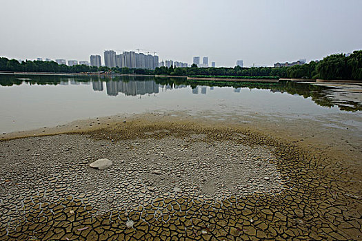 干旱的河水