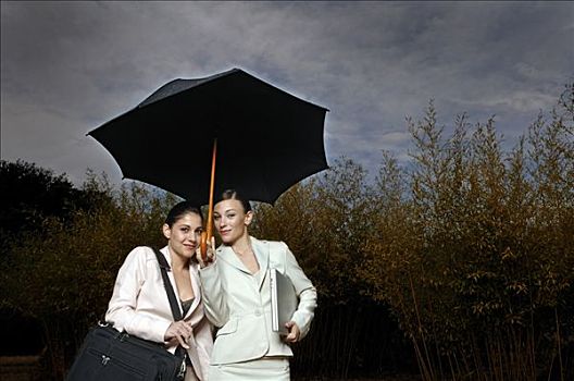 两个女人,伞