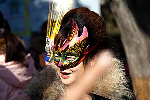 春节庙会上带着面具的女性