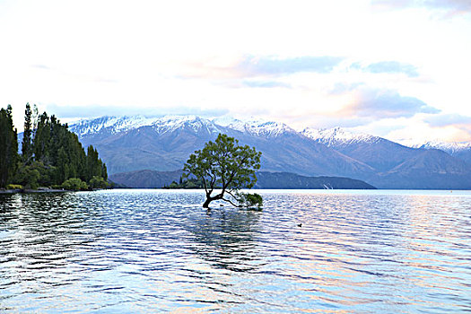 湖上晨曦