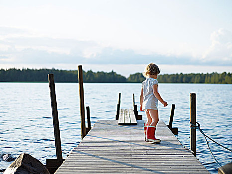女孩,站立,码头,湖,瑞典