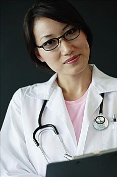 女醫(yī)生,拿著,寫字板,看鏡頭