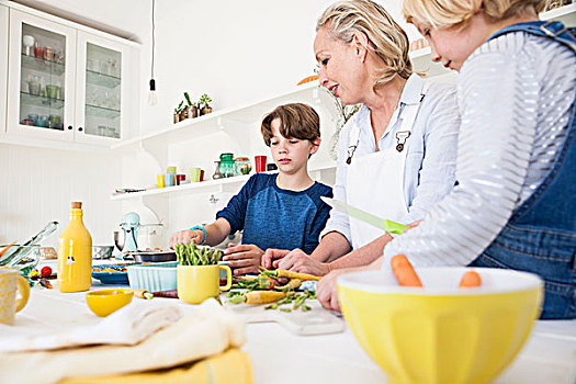 成年,女人,准备,蔬菜,厨房用桌,儿子,女儿