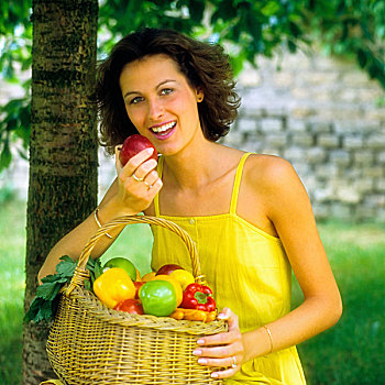 女青年,吃,水果,花园
