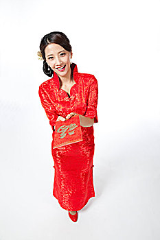 棚拍身穿中国传统服装的年轻女人和利市封