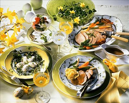 复活节菜式,鲑鱼慕斯,龙嵩,烤牛肉,水果沙拉