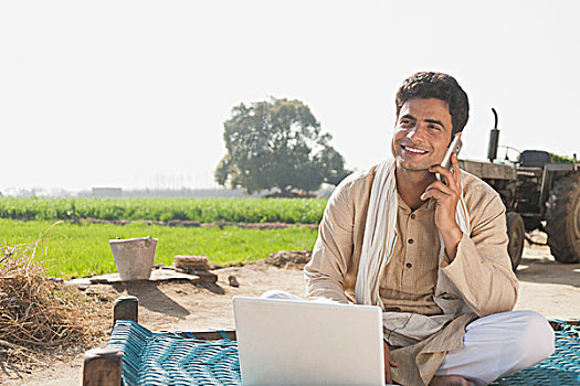 农民,笔记本电脑,交谈,手机,土地,印度
