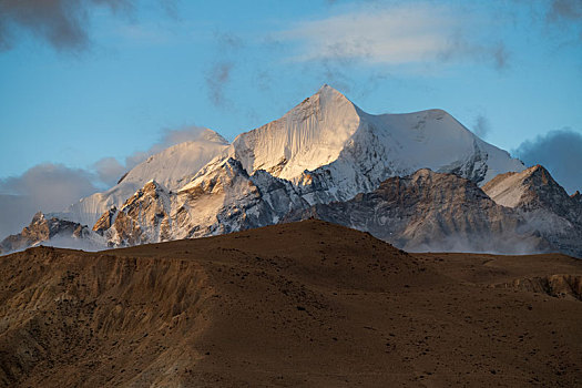 西藏阿里普兰清晨雪山