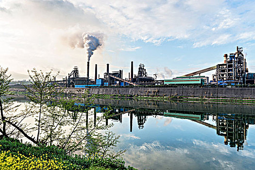 钢铁工厂与河流