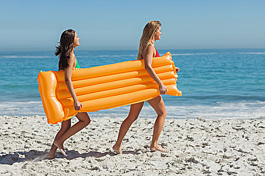 两个,漂亮,朋友,海滩,跑,拿着,气垫