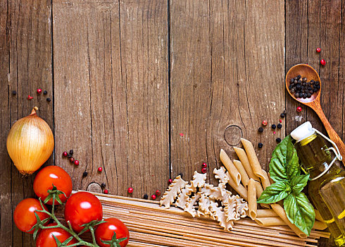 意大利面,西红柿,洋葱,橄榄油,罗勒,木质背景
