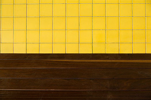 黄色格子背景的木桌